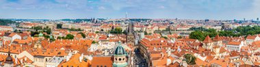 Prag 'da yaz aylarında Karlov veya Charles Bridge