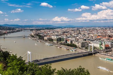 panoramik manzaralı bir bina Macar Parlamentosu, Tuna