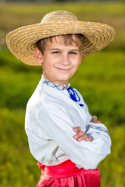 Lindo niño en ropa tradicional ucraniana al aire libre — Foto de Stock