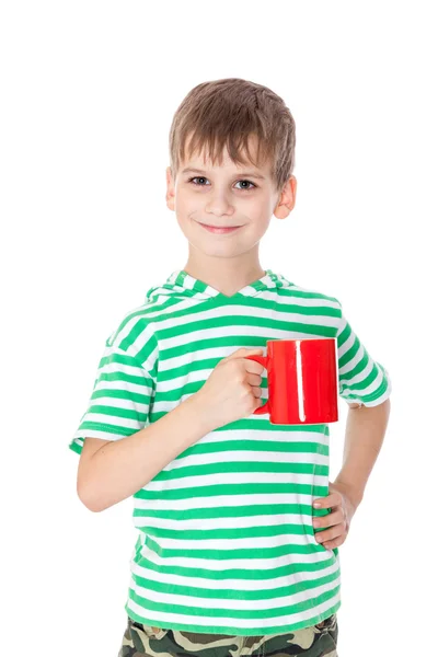 Garçon tenant une tasse rouge — Photo