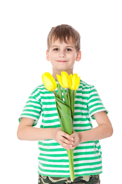 Giovane ragazzo che tiene i tulipani — Foto Stock