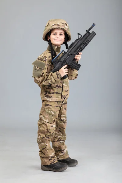 Ung pojke klädd som en soldat med gevär — Stockfoto