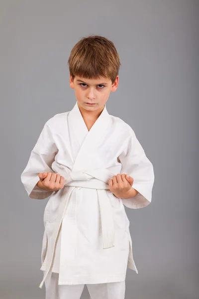 Karate ragazzo in bianco kimono combattimento — Foto Stock