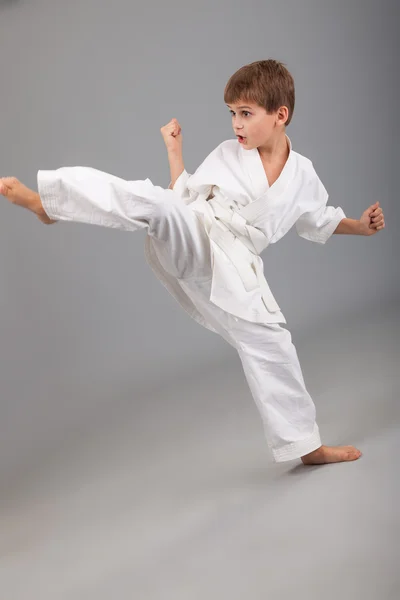 Karaté garçon dans kimono blanc combats — Photo