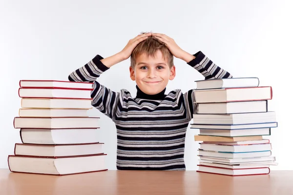 Estudante e um monte de livros — Fotografia de Stock