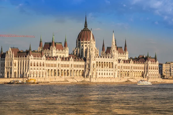 Chain Bridge and Hungarian Parliament — Stock Photo, Image