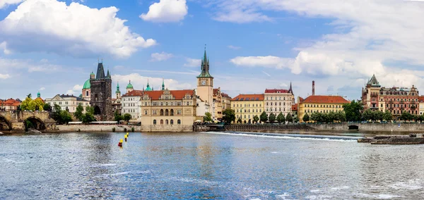 Yaz aylarında Prag'da Karlov veya charles Köprüsü ve Nehri vltava — Stok fotoğraf