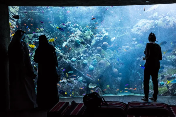 Enorme aquário em um hotel Atlantis — Fotografia de Stock