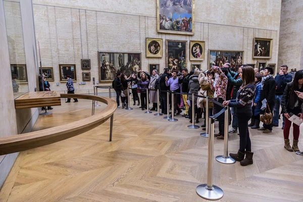 Návštěvníci muzea louvre — Stock fotografie