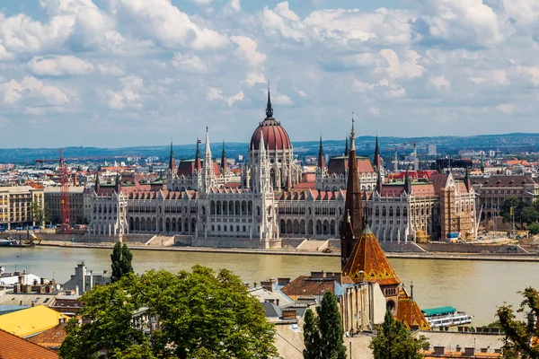 Byggnaden av parlamentet i budapest — Stockfoto