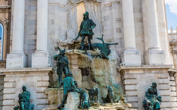 Estátua de caça no palácio real — Fotografia de Stock