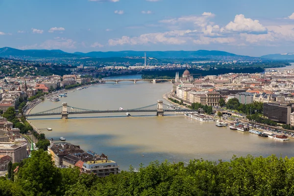 Blick auf ein Gebäude des ungarischen Parlaments — Stockfoto