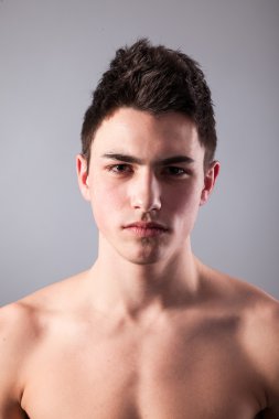 Grey genç bir adamın yakışıklı yüzü