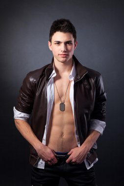 Sağlıklı kaslı genç adam.