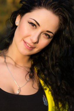 genç gülümseyen güzel kadın