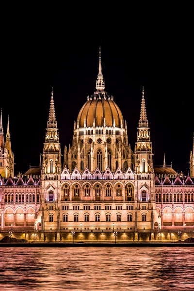 Bâtiment du Parlement de Budapest au crépuscule . — Photo