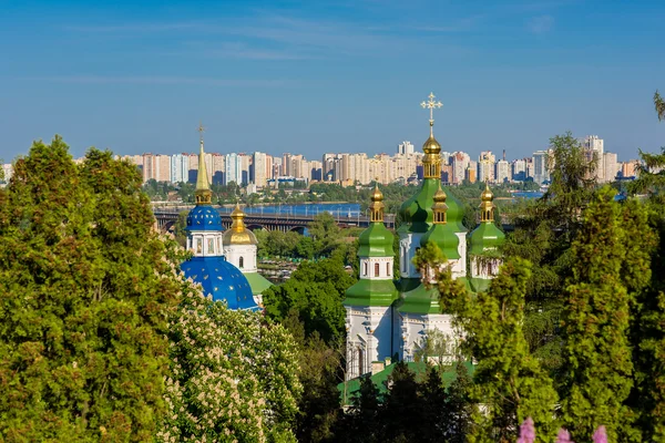 Vista del monasterio Vydubitsky —  Fotos de Stock