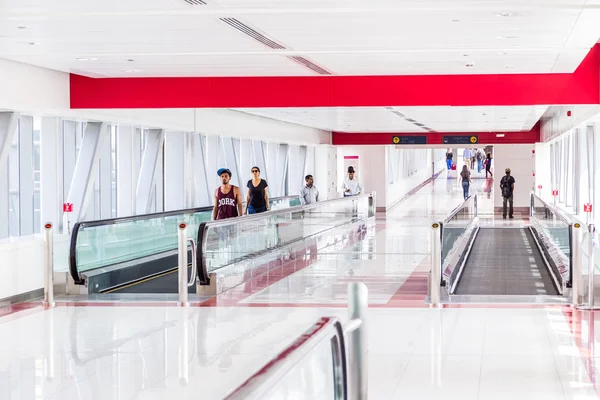 Escaliers automatiques à la station de métro Dubai — Photo