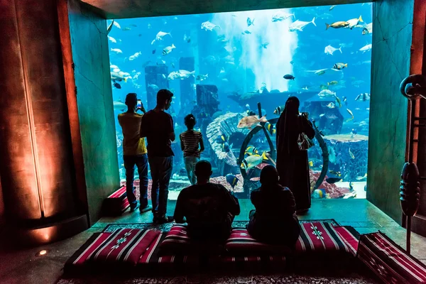 Obrovské akvárium v hotelu atlantis — Stockfoto