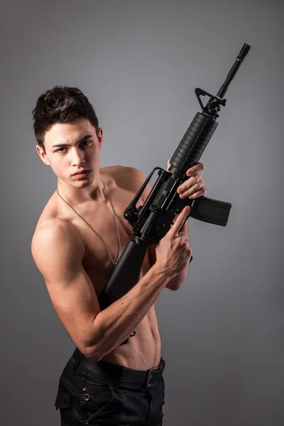 소총을 든 군인 — 스톡 사진