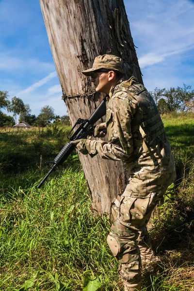 Voják s puškou — Stock fotografie