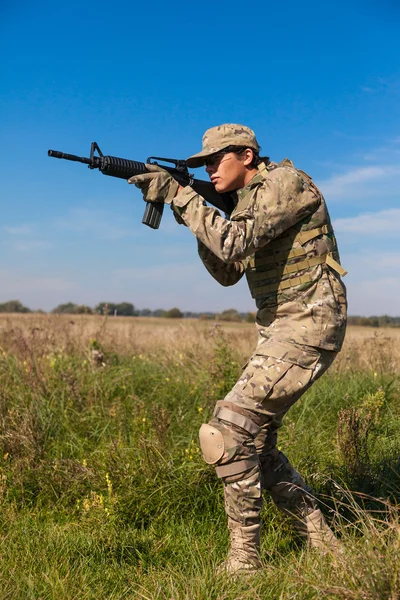 Soldat mit Gewehr — Stockfoto