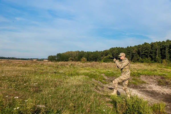 Soldat med gevär — Stockfoto