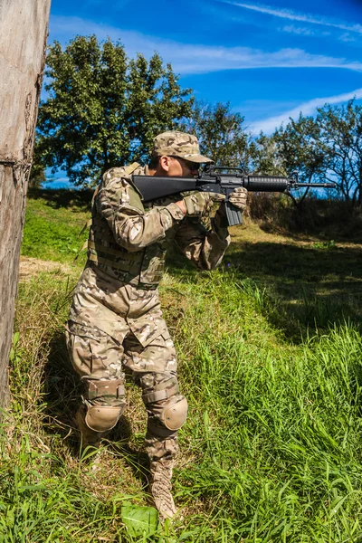 Soldat mit Gewehr — Stockfoto