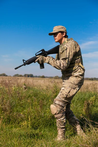 Soldado com uma espingarda — Fotografia de Stock