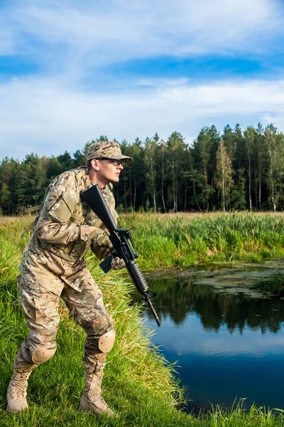 Voják s puškou — Stock fotografie