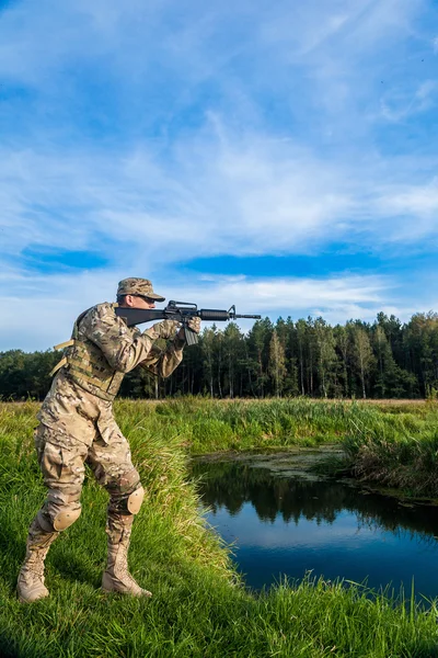 Soldat med gevär — Stockfoto