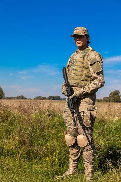 Soldat med gevär — Stockfoto