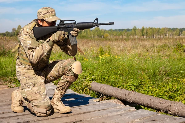 Soldat mit Gewehr — Stockfoto