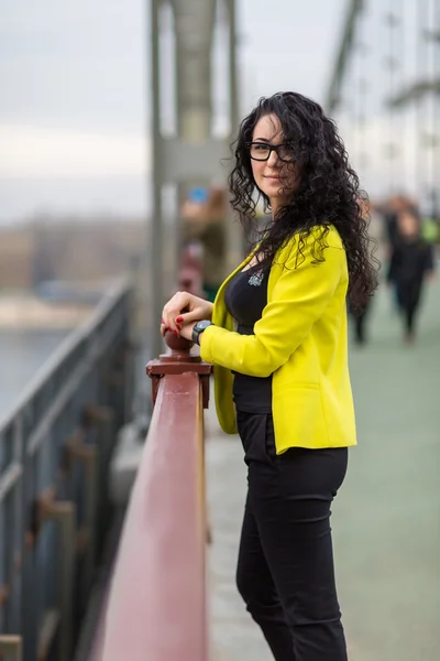 Menina em uma ponte ao ar livre — Fotografia de Stock