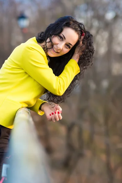 Jonge lachende mooie vrouw — Stockfoto