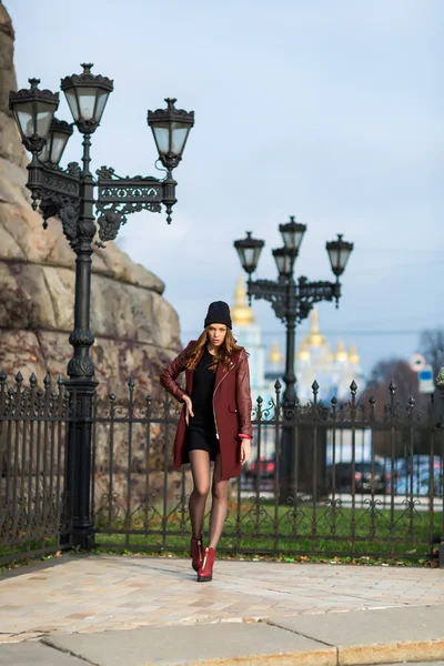 Belle femme dans la rue — Photo