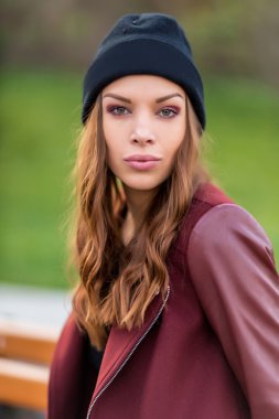 Bankta oturan genç bir kadın.