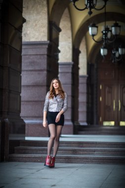 çok güzel bir genç kadın sokak