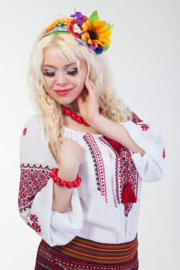 kadın Ukrayna Ulusal elbise giyer