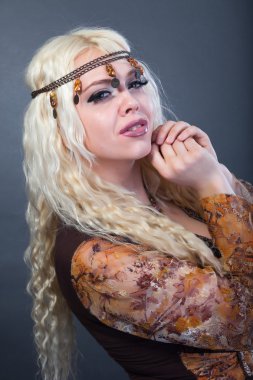 kadın vintage makyaj ve saç modeli ile.