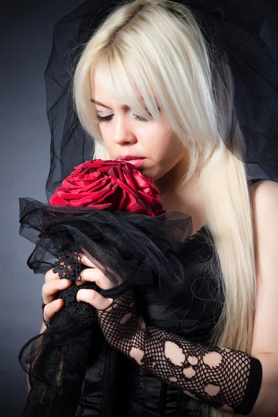 Svarta änkan i sorg med blommor — Stockfoto