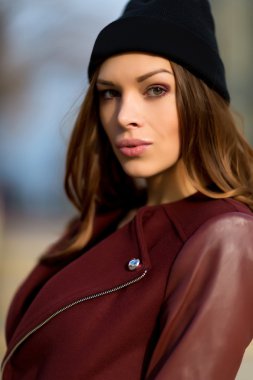 Dışarıda poz veren güzel bir kadın.