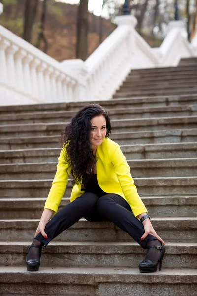 Schöne Frau auf der Treppe — Stockfoto