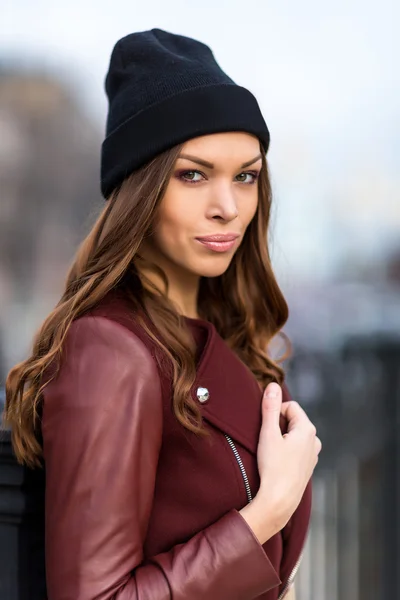 Beautiful woman posing outdoors — Stock Photo, Image