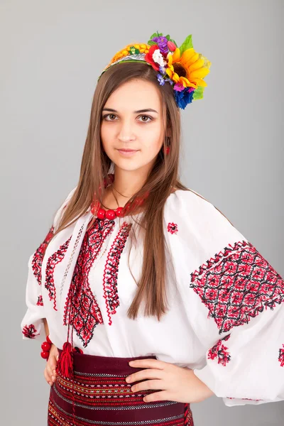 Femme en robe nationale ukrainienne — Photo