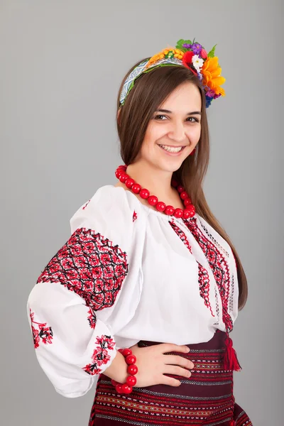 Женщина в национальной одежде Украины — стоковое фото