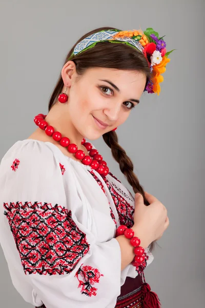 Kadın Ukrayna Ulusal elbise giyer — Stok fotoğraf