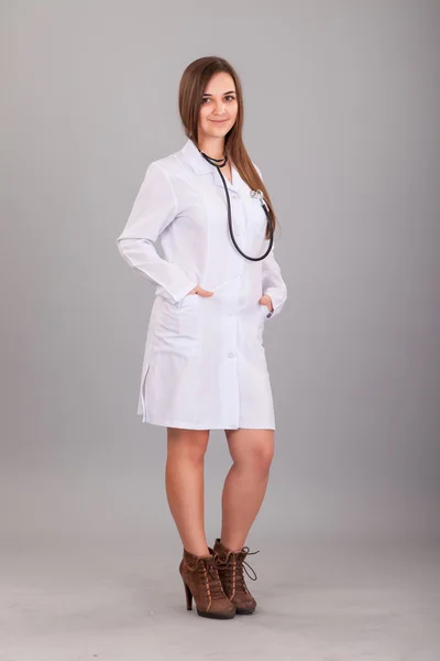 Ung och vacker sjuksköterska — Stockfoto