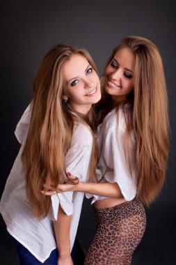 iki güzel kız ikiz