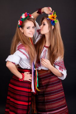 Ukraynalı giysili genç kadınlar